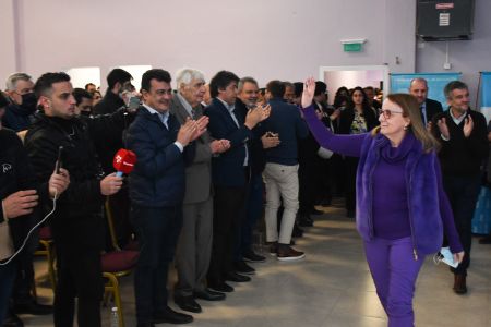 Alicia encabezó acto de firma de convenio y entrega de insumos tecnológicos en Piedra Buena