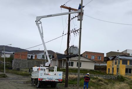 Operarios de SPSE trabajando en los barrios de Río Turbio.