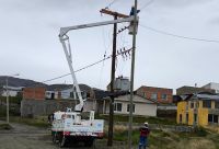 Operarios de SPSE trabajando en los barrios de Río Turbio.