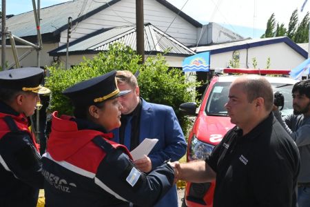 Fortalecimiento a las localidades: entregaron una camioneta 0KM al personal de bomberos de Los Antiguos