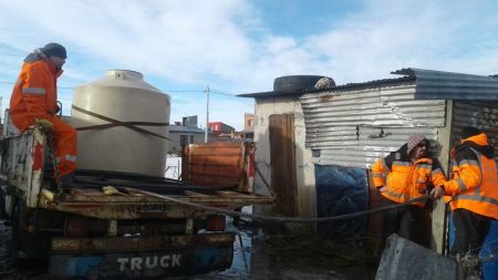 Protección Civil distribuyó agua potable a vecinos del Barrio Bicentenario