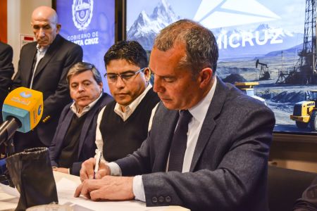 Daniel Álvarez en la apertura de licitación 006/2025 de áreas petroleras. 