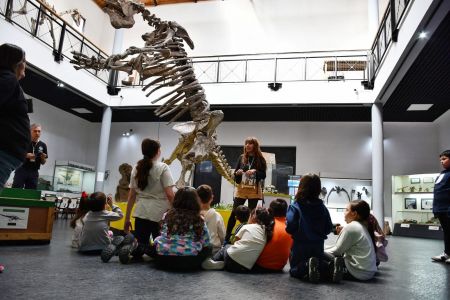 Finalizó una nueva semana del taller sobre dinosaurios que fascina a niños y niñas