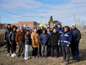 El jefe de Gabinete de Ministros, Daniel Álvarez, junto a vecinos del Barrio Chimen Aike de la capital provincial.