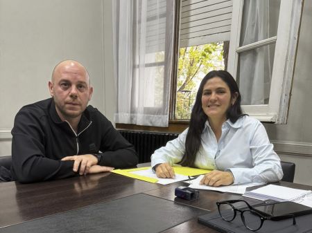 La ministra María Belén Elmiger con el intendente de Río Turbio, Darío Menna. 