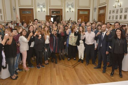 Alicia saludó a los trabajadores de Casa de Gobierno