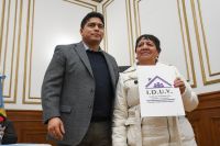 El sueño de la casa propia: Vidal entregó escrituras a familias de la provincia