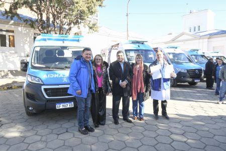 Fortalecimiento del segundo nivel sanitario: Alicia entregó ambulancias a seis localidades de Santa Cruz