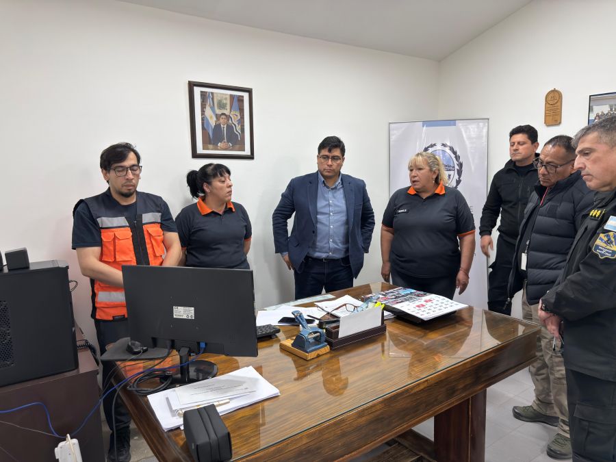 El gobernador Vidal encabez&oacute; una reuni&oacute;n para coordinar el operativo por el incendio en El Chalt&eacute;n