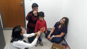 Izan puede percibir sonidos gracias a su vincha de amplia frecuencia