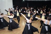 Esplendor Patrio: El Cuerpo Estable de la Escuela de Danzas presentó el Pericón Nacional