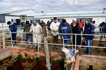 Alicia acompañó a los trabajadores de SPSE en una nueva jornada de limpieza