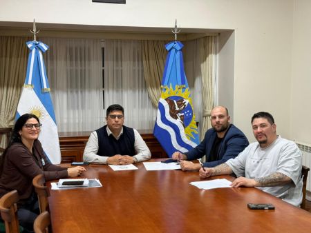 El gobernador Claudio Vidal firmó convenio con el municipio de Puerto Santa Cruz e impulsan obras y capacitación laboral