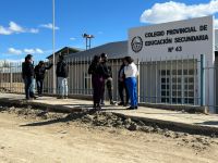 Avanzan las obras de asfalto para mejorar el acceso al Colegio Secundario N°43 de Caleta Olivia
