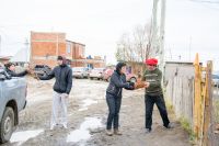 Plan Invernal: El Gobierno asiste con leña a las familias de Río Gallegos