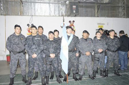 Entrega de nuevos uniformes y chalecos A policías de Caleta Olivia