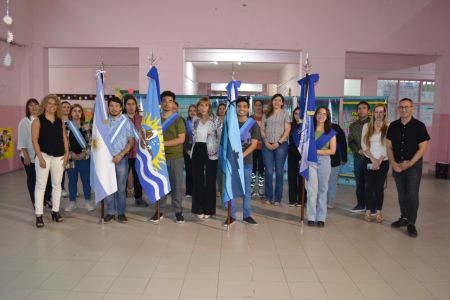 El IPES de Caleta Olivia realizó la ceremonia de cambio de banderas