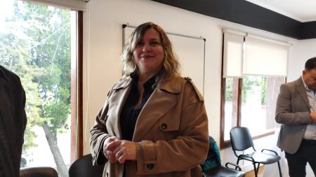 La ministra de Salud y Ambiente, María Lorena Ross, en Gobernador Gregores.