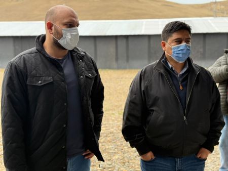 Claudio Vidal recorrió la planta avícola de Puerto Santa Cruz y destacó el impulso a la producción local