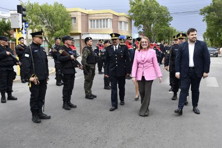 Alicia encabezó el acto por el 138° Aniversario de la Policía de Santa Cruz