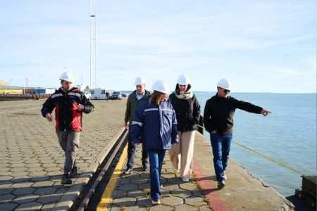  La ministra de la Producción, Comercio e Industria, Nadia Ricci, dialogó con estibadores, autoridades de la administración portuaria y de Prefectura Naval Argentina.