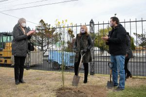 Alicia plantó arboles por la Memoria, Verdad y Justicia