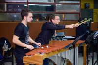 Alumnos de la Escuela Re-Si reciben capacitación para instrumentos de percusión