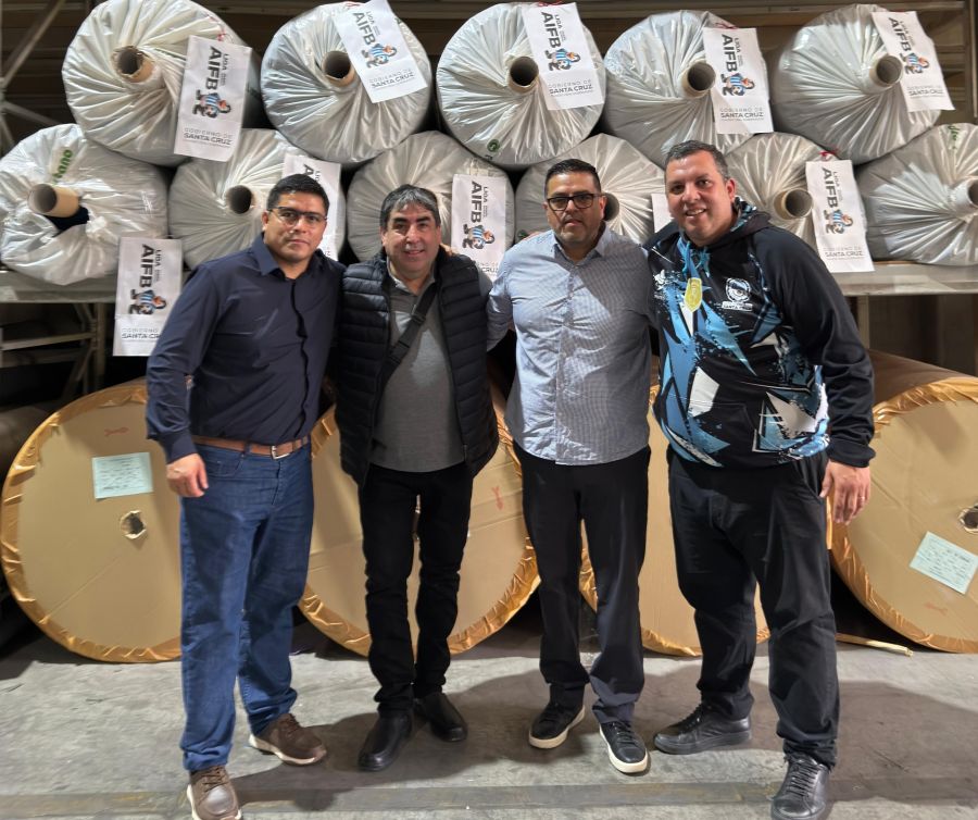 Claudio Vidal entreg&oacute; nueva cancha de c&eacute;sped sint&eacute;tico a la Liga de los Barrios de R&iacute;o Gallegos