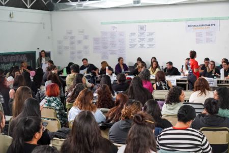 Docentes de Santa Cruz accedieron a más de mil cargos en los Actos Públicos de Ofrecimiento