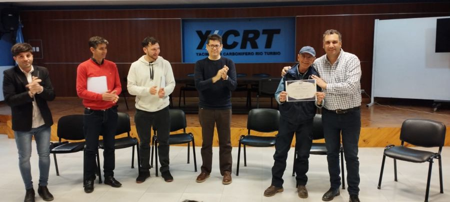 Entrega de certificados de reconocimiento a operarios de YCRT y SPSE