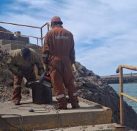 Comenzaron los trabajos preliminares en las bitas de amarre de la Terminal portuaria en Puerto Deseado