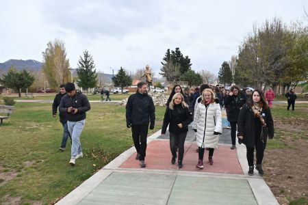 La Gobernadora junto a su gabinete y la Comisionada de Fomento. 