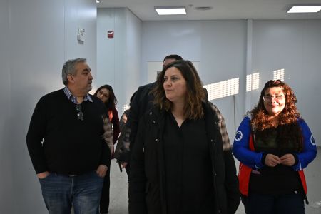 La ministra Ross junto al ministro de Gobierno, Nicolás Brizuela, recorrieron los hospitales en la Cuenca Carbonífera. 