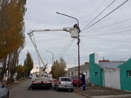 Servicios Públicos instala luminarias LED en los barrios YPF y Consejo Agrario