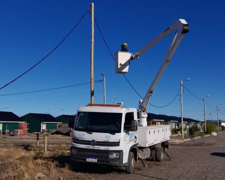 Perito Moreno: Servicios Públicos amplía la red eléctrica en el barrio Industrial