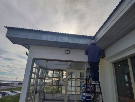 Avanza el operativo integral de mantenimiento en escuelas de Puerto Deseado y Tellier