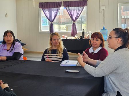 Mesa de diálogo en Caleta Olivia, con autoridades de los Centros Integradores Comunitarios provinciales y sus pares de los dispositivos municipales.