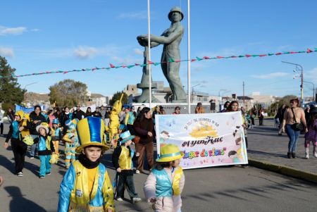 Docentes y alumnos de los Jardines de Infantes celebraron su día junto a la comunidad caletense.