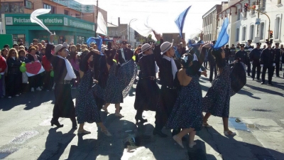 La Escuela Provincial de Danzas dijo presente en el izamiento dominical