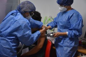 Hospital Regional Río Gallegos: Profesionales de salud recibieron la segunda dosis de la vacuna
