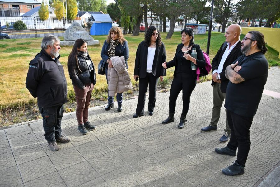Iniciaron el emplazamiento de la escultura de Osvaldo Bayer en el Paseo de la Memoria de Río Gallegos