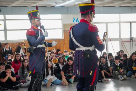 Continúan las visitas de los Granderos a Caballo a las escuelas de Río Gallegos