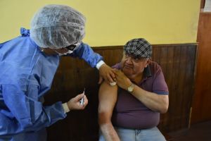 Comenzó la vacunación a adultos mayores institucionalizados en Río Gallegos