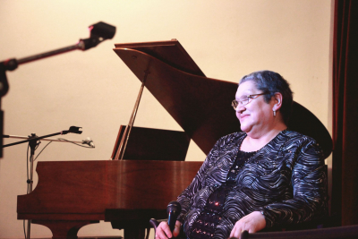 Emotivo homenaje a la locutora Mari Burgos