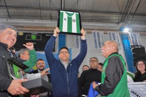 Vidal entregó aportes económicos y canchas de césped sintético a instituciones deportivas de Santa Cruz