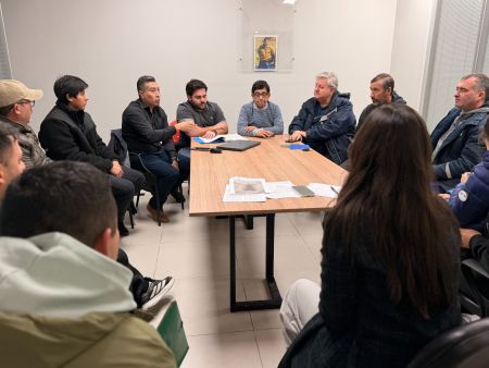Gobierno de Santa Cruz, Distrigas y el Municipio articulan soluciones para el servicio de gas en clubes y barrios