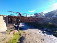Vialidad Provincial realizó tareas de mantenimiento en el puente sobre el río Correntoso