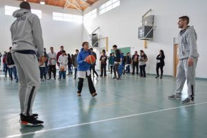 Los jugadores del Hispano visitaron el Secundario N° 41 de Barrio San Benito