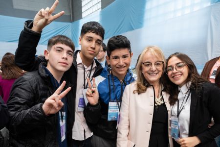 Alicia junto a estudiantes de escuelas técnicas de Santa Cruz.