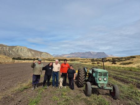Los Antiguos: El Álamo es una chacra familiar que crece con trabajo y producción